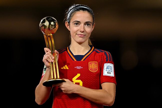 Aitana Bonmati, de España, posa con el Balón de Oro tras ganar el partido de fútbol de la final de la Copa Mundial Femenina de la FIFA 2023 entre España e Inglaterra en el Stadium Australia en Sídney, Australia, el 20 de agosto de 2023. (Mundial de Fútbol, España) EFE/EPA/DEAN LEWINS