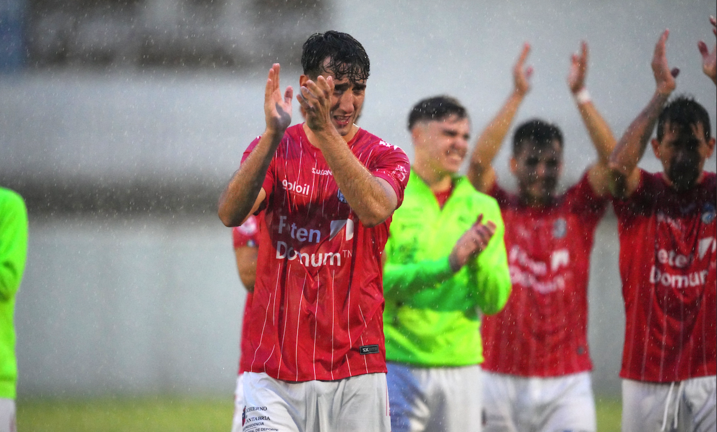 Los jugadores del Laredo celebran la victoria en Bezana.