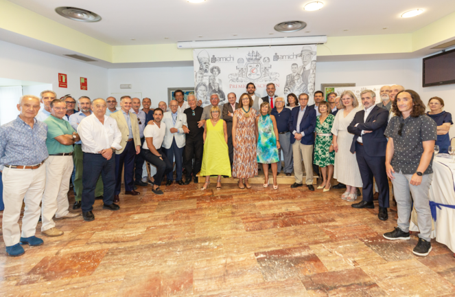 Asistentes y galardonados en la octava edición de los premios Cachupin, celebrado en Isla. / ALERTA