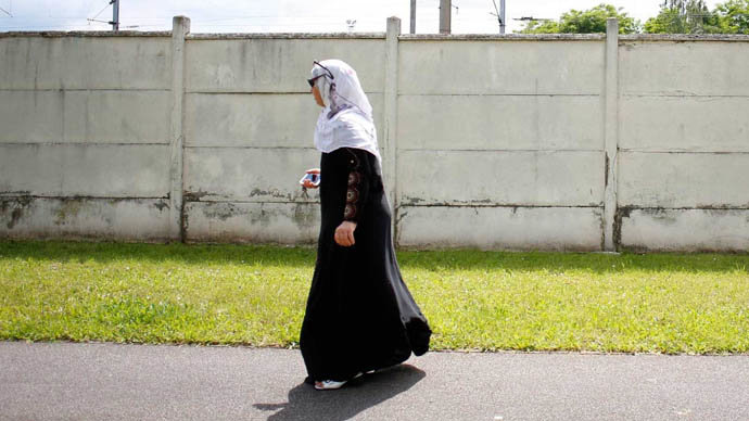 Una mujer con una abaya.