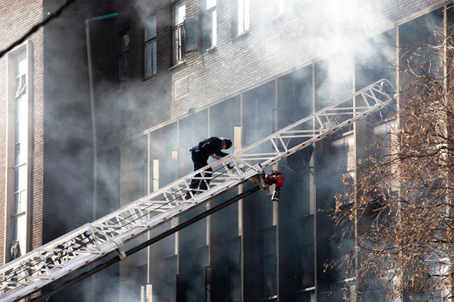 Imagen del lugar del incendio en Johannesburgo. EFE/EPA/KIM LUDBROOK
