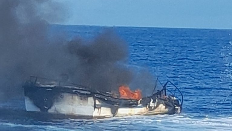Cargar máis
Pesquero con base en Santander incendidado y hundido a 9 millas al norte de Miengo. Sus dos tripulantes fueron rescatados por otro barco