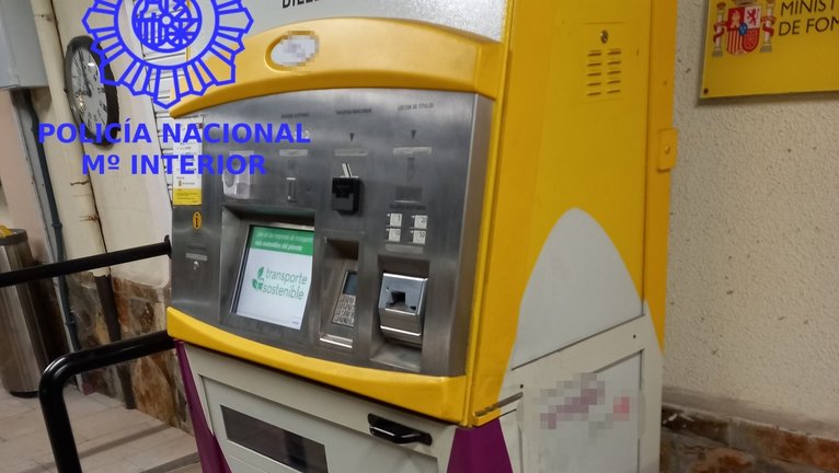 Cajero dispensador de billetes de tren en la estación de Torrelavega