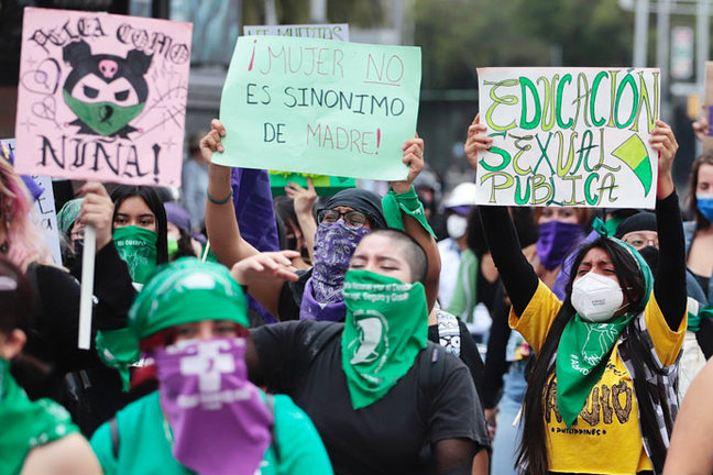 Un grupo de mujeres protestan por sus derechos en México DF. / e.p.