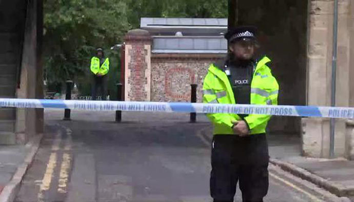 La policía británica hace guardia cerca de un hospital. / e.p.