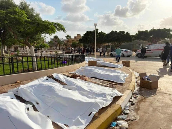 Cientos de cadáveres se amontonan en las orillas y en las plazas públicas de la ciudad de Derna. / aee