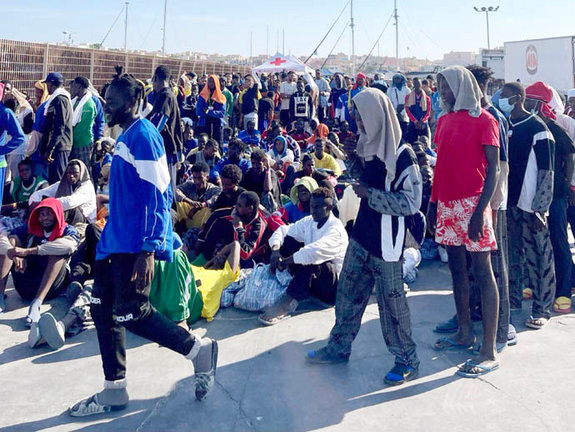 Un grupo de migrantes espera en la isla de Lampedusa mientras las autoridades italianas se preparan para trasladar a las personas tras los recién llegados, Italia, 13 de septiembre de 2023. EFE/EPA/ELIO DESIDERIO
