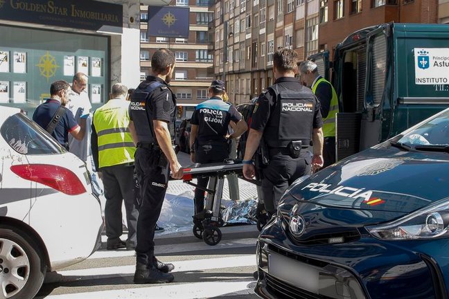 La Policía Local de Gijón ha detenido este miércoles a un hombre que minutos antes había apuñalado mortalmente con un cuchillo a otra persona en el cuello a la puerta del negocio inmobiliario del fallecido, en la calle Campo Sagrado, en Gijón. EFE/ Juan González