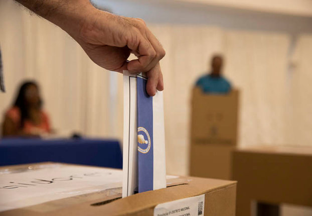 Un elector vota en las elecciones primarias del Partido Revolucionario Moderno (PRM), en Santo Domingo (República Dominicana). EFE/ Orlando Barría