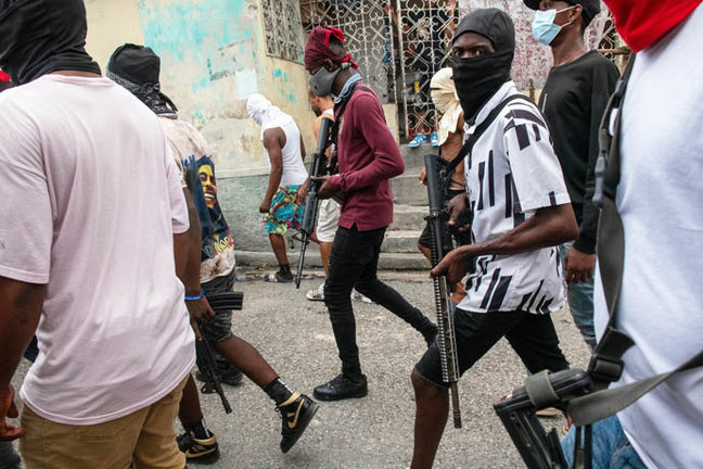 Miembros de grupos armados vigilando las calles, en Puerto Príncipe (Haití). EFE/Johnson Sabin