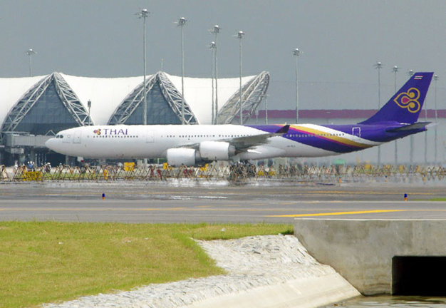 Un avión en la pista de un aeropuerto.  EFE/Narong Sangnak
