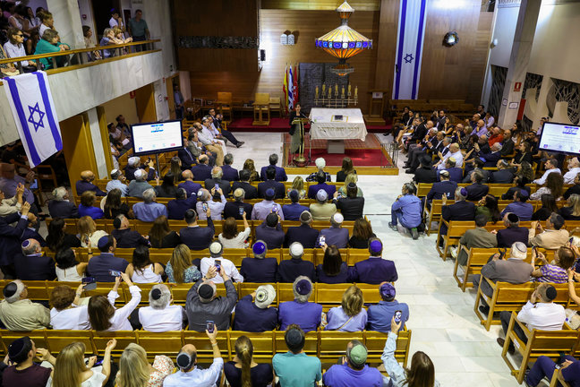 Judíos españoles se reúnen en la sinagoga de Madrid