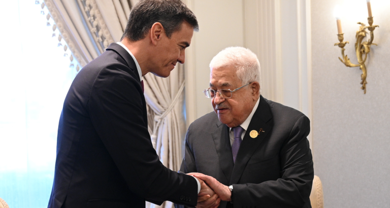 El presidente del Gobierno en funciones, Pedro Sánchez, se reúne con el presidente de la Autoridad Nacional Palestina, Mahmud Abbas, en el marco de la cumbre 'El Cairo para la paz'.  MONCLOA / BORJA PUIG DE LA BELLACASA