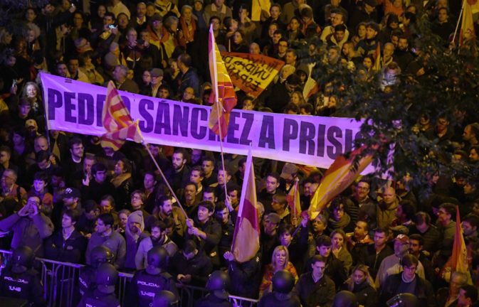 Cientos de personas se concentran en Ferraz para protestar contra Sánchez tras su acuerdo con los separatistas