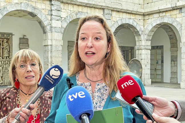 SANTANDER, 13/11/2023.- La portavoz parlamentaria de Vox en Cantabria, Leticia Díaz (c), anuncia el registro de una enmienda a la totalidad de los presupuestos del Gobierno del Partido Popular, este lunes en Santander. El grupo parlamentario Vox ha presentado una enmienda a la totalidad de los presupuestos de Cantabria, al considerar que son "más de lo mismo" y que "no cambia nada" respecto al anterior Gobierno PRC-PSOE. EFE/ Pablo Ayerbe
