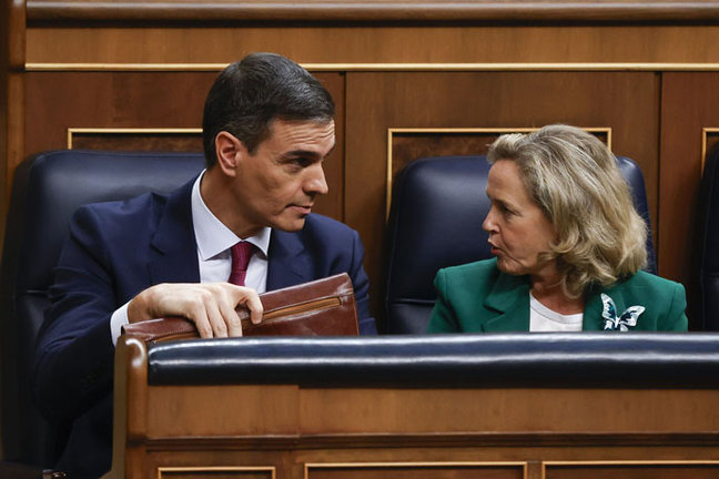 Pedro Sánchez y la ministra Nadia Calviño- / aee