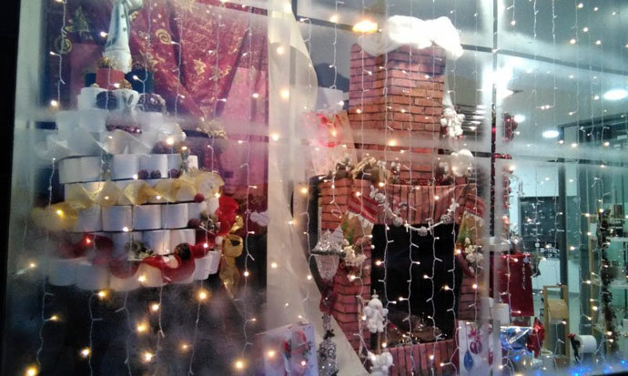 Un local con la decoración navideña en Astillero. / aee