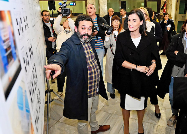 La alcaldesa de Santander, Gema Igual, muestra entusiasmo mientras examina los planos iniciales de la sede asociada al Reina Sofía. / A.e.