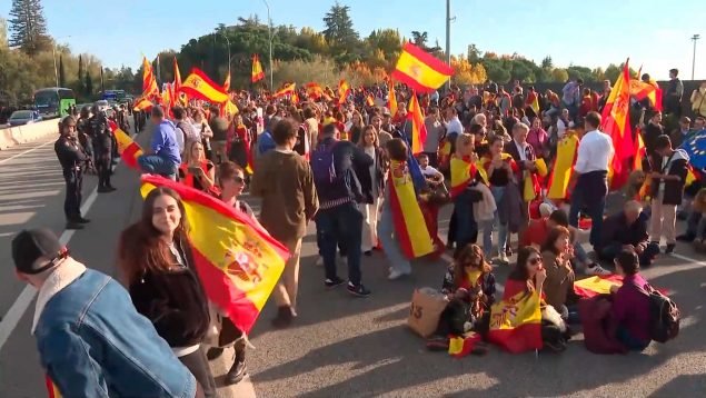 Decenas de miles de personas protestan contra Sánchez, y Feijóo les pide "no tener miedo"