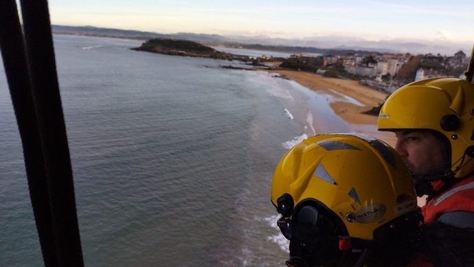 Helicóptero del 112 Cantabria sobrevuela la playa del Sardinero en Santander
112
19/11/2023