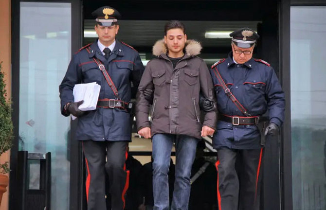 El supuesto jefe de la mafia calabresa 'Ndrangheta, Andrea Bruni (c). / efe