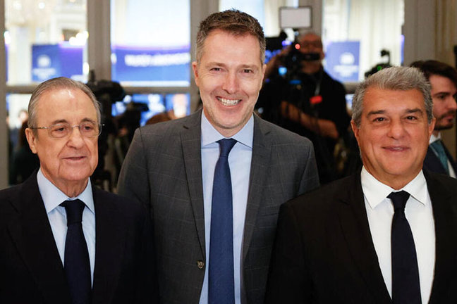 Bernd Reichart (c), CEO de A22 Sports Management, sociedad promotora de la Superliga, junto al presidente del Real Madrid , Florentino Pérez (i), el presidente del Barcelona, Joan Laporta. EFE/ Mariscal