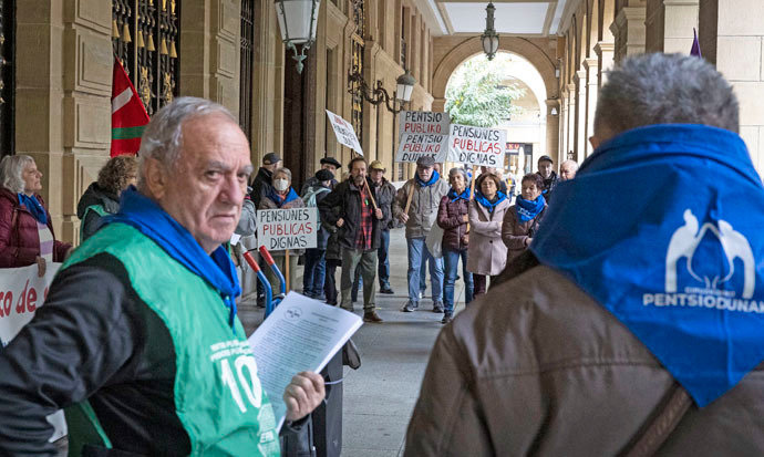 Pensionistas guipuzcoanos en una reciente protesta para pedir pensiones dignas en San Sebastián. EFE/Javier Etxezarreta