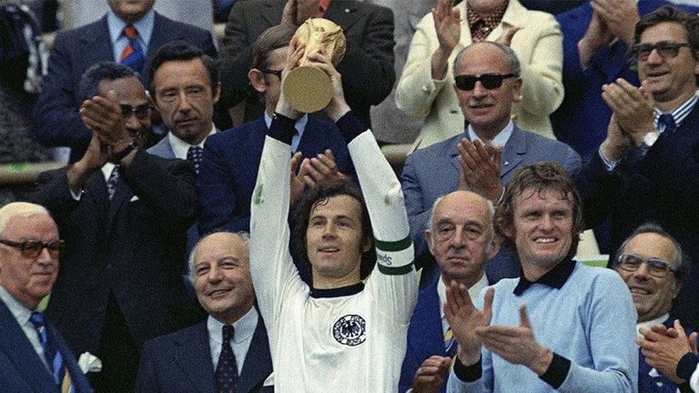 Beckenbauer levanta el trofeo FIFA en el Mundial de 1974.