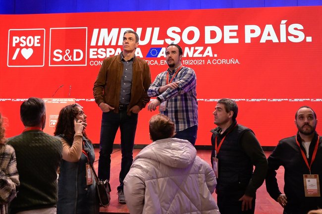 El presidente del Gobierno, Pedro Sánchez (i), durante la clausura de la convención política del PSOE. EP / M. Dylan