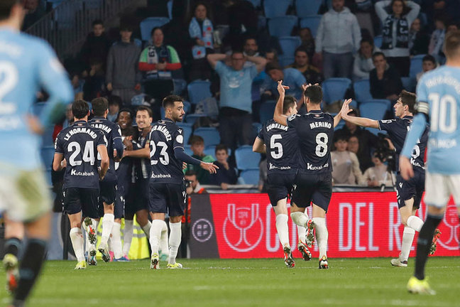 Los jugadores de la Real Sociedad celebran el segundo gol del equipo ante el Celta, durante el partido de cuartos de final de la Copa del Rey. EFE/ Salvador Sas