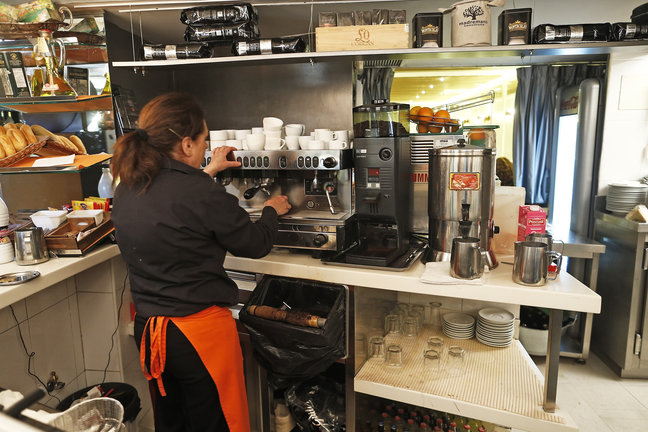 Una trabajadora de una cafetería haciendo un café. / EP