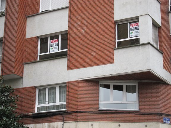 Un piso con los carteles de "vende" en sus ventanas. EP / Archivo