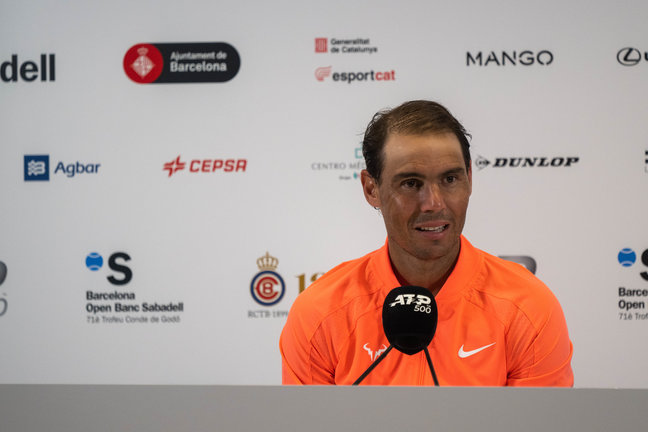 El tenista español Rafa Nadal en su comparecencia de prensa tras perder contra Alex de Miñaur en el Barcelona Open Banc Sabadell 2024. / MARC GRAUPERA