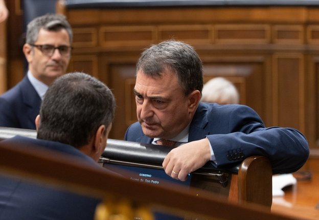 El presidente del Gobierno, Pedro Sánchez (i), conversa con el portavoz del PNV en el Congreso, Aitor Esteban (d). EP / Archivo