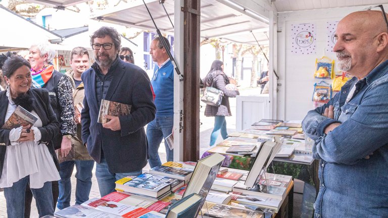 Uno de los puestos de la Feria del Libro en Torrelavega. / Alerta