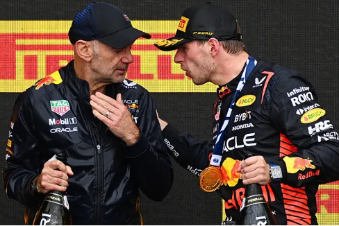 Verstappen y Newey conversan en el podio tras el enésimo triunfo de Max./ RED BULL
