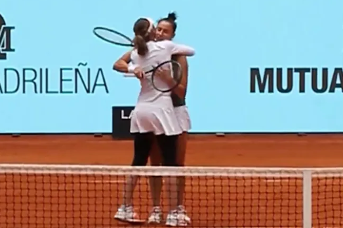 Sorribes y Bucsa se abrazan tras su triunfo en semifinales. / Mutua Madrid Open