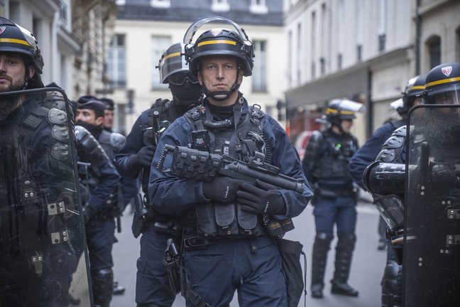 Varios agentes de la Policía antidisturbios de Francia de cara al desalojo de la Sciences Po. Max Ludwig / EP