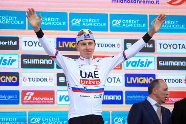 El ciclista esloveno Tadej Pogacar en el podio de la Milán-San Remo . / Gabriele Siri