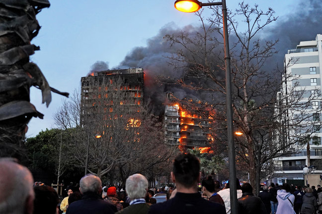 Las llamas devoran dos edificios en el barrio de Campanar el pasado 22 de febrero. / Eduardo Manzana