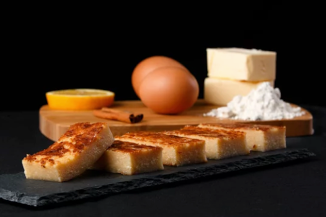 Ingredientes para preparar una tradicional quesada pasiega, destacando la frescura y calidad que caracterizan este delicioso postre de Cantabria.