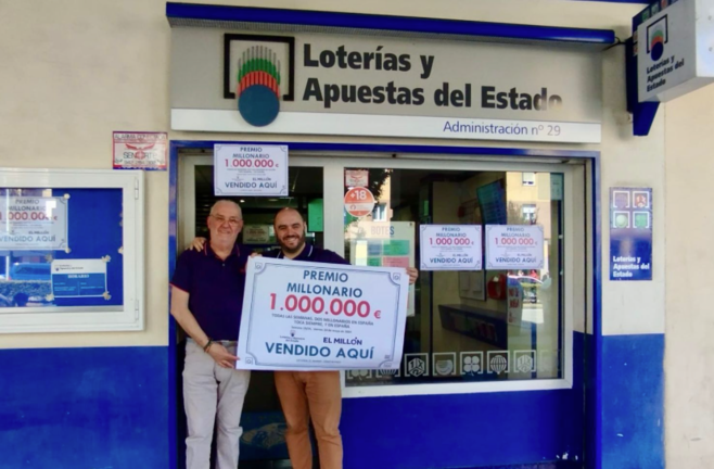 Sergio Diaz Llamazares, en la administración de loterías nº 29 de Santander, situada en la calle los ciruelos nº 23.