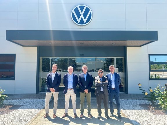 El presidente de la APS, César Díaz, se reúne con representantes de Volkswagen Navarra. / APS