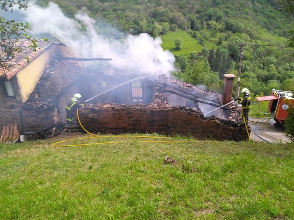 Los bomberos extinguen un incendio en una vivienda de Navedo. 112 Cantabria