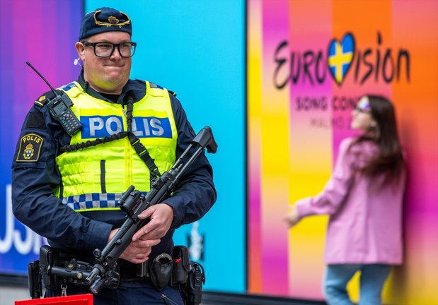Un oficial de la policía armando en las afueras del Malmo Arena. / Jens Büttner