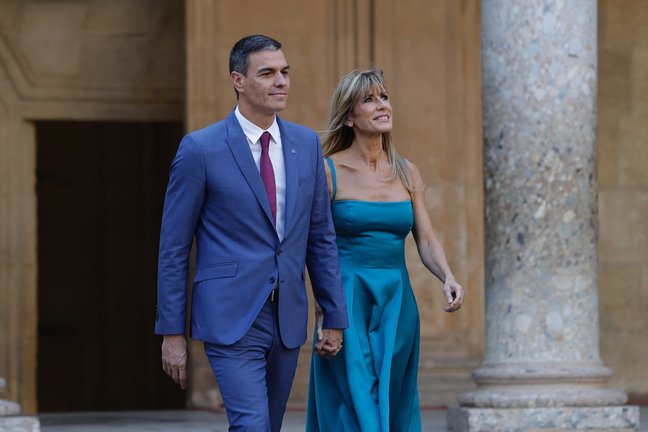 El presidente del Gobierno en funciones, Pedro Sánchez, junto a su mujer, Begoña Gómez. Álex Camara / Archivo