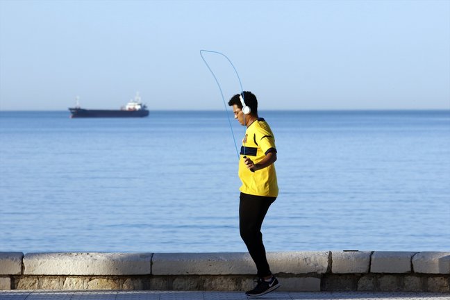 Una persona haciendo ejercicio junto al mar. Álex Zea / Archivo