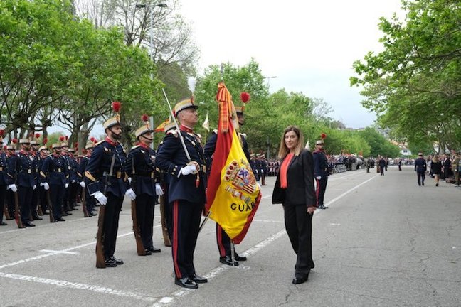 La presidenta de Cantabria, Mª José Sáenz de Buruaga durante la jura de Bandera con la Guardia Real. / A.E.