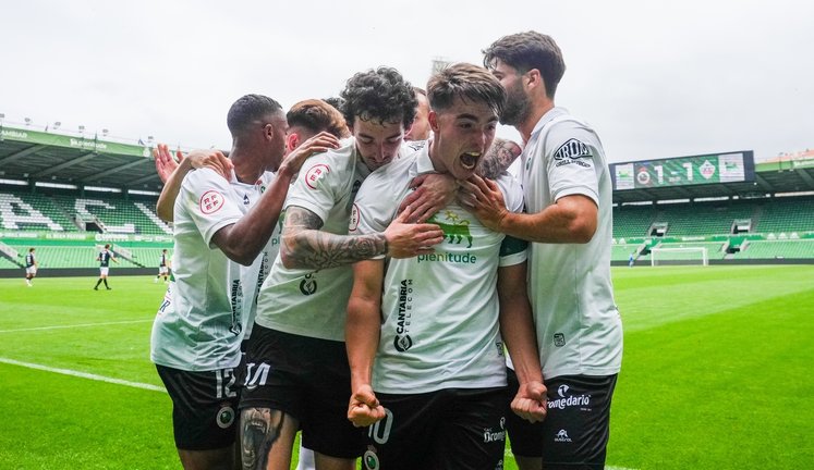 Los jugadores del Rayo Cantabria celebran el gol del empate en El Sardinero. / Racing de Santander