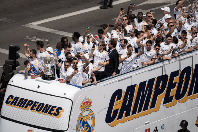 Los jugadores del Real Madrid durante la celebración de la victoria del Real Madrid Club de Fútbol en la Liga, en el Palacio de Cibeles. / Diego Radamés